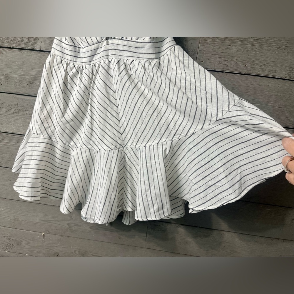 Selfie Leslie White Linen Striped Shorts Romper Criss Cross Back Sz M Summer - Picture 7 of 15